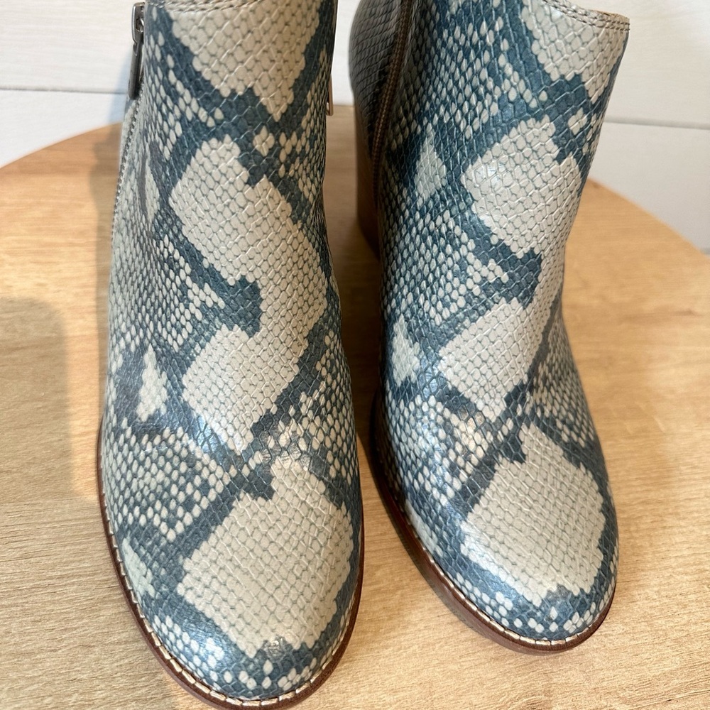 Lucky brand wedge! Size 9! Never worn!